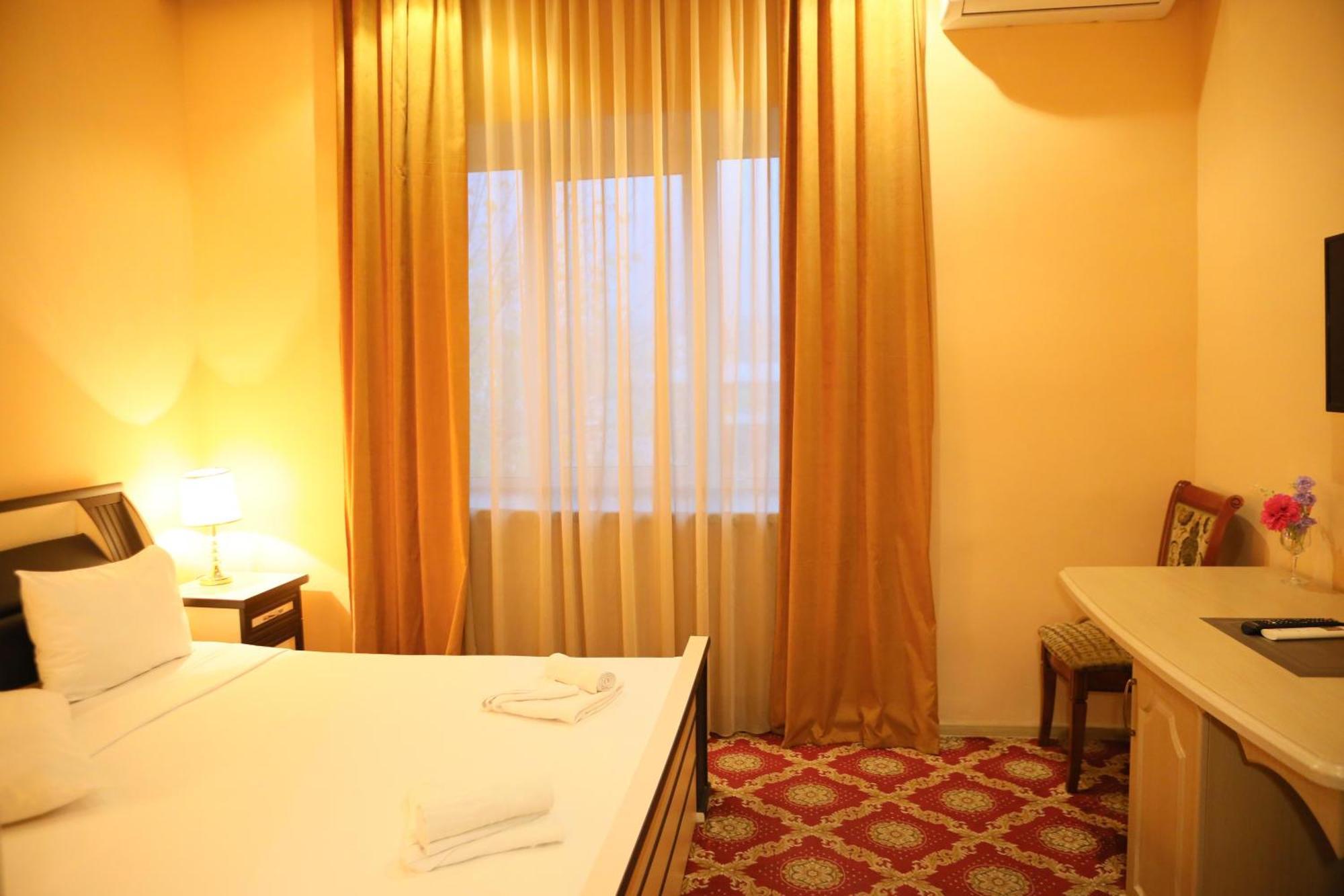 Elko Hotel 耶烈万 外观 照片