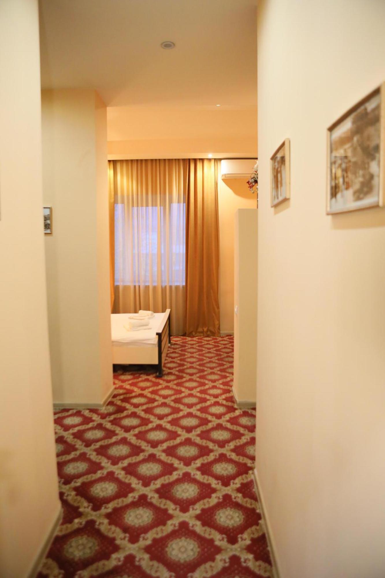 Elko Hotel 耶烈万 外观 照片