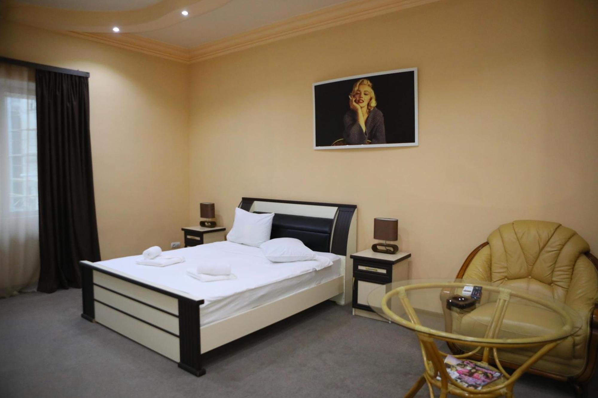 Elko Hotel 耶烈万 外观 照片